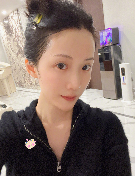 李念|阔太李念独自逛奢侈品店有专车接送，生俩娃后仍腰细腿长似少女