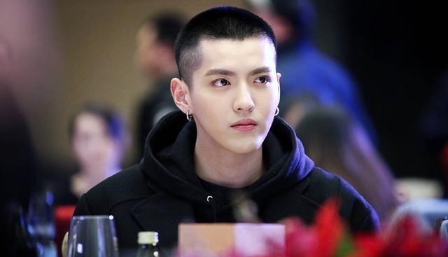 晓雪思考|全部开除！高管工作群内建议请吴亦凡代言被开，网友质疑炒作营销