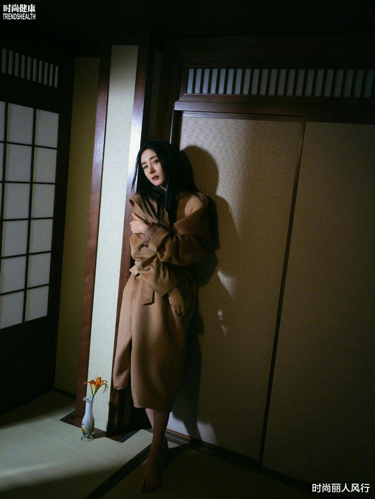 杨幂|杨幂今年第23张封面曝光！穿一身黑戴眼镜斯文败类，眼神堪比电影