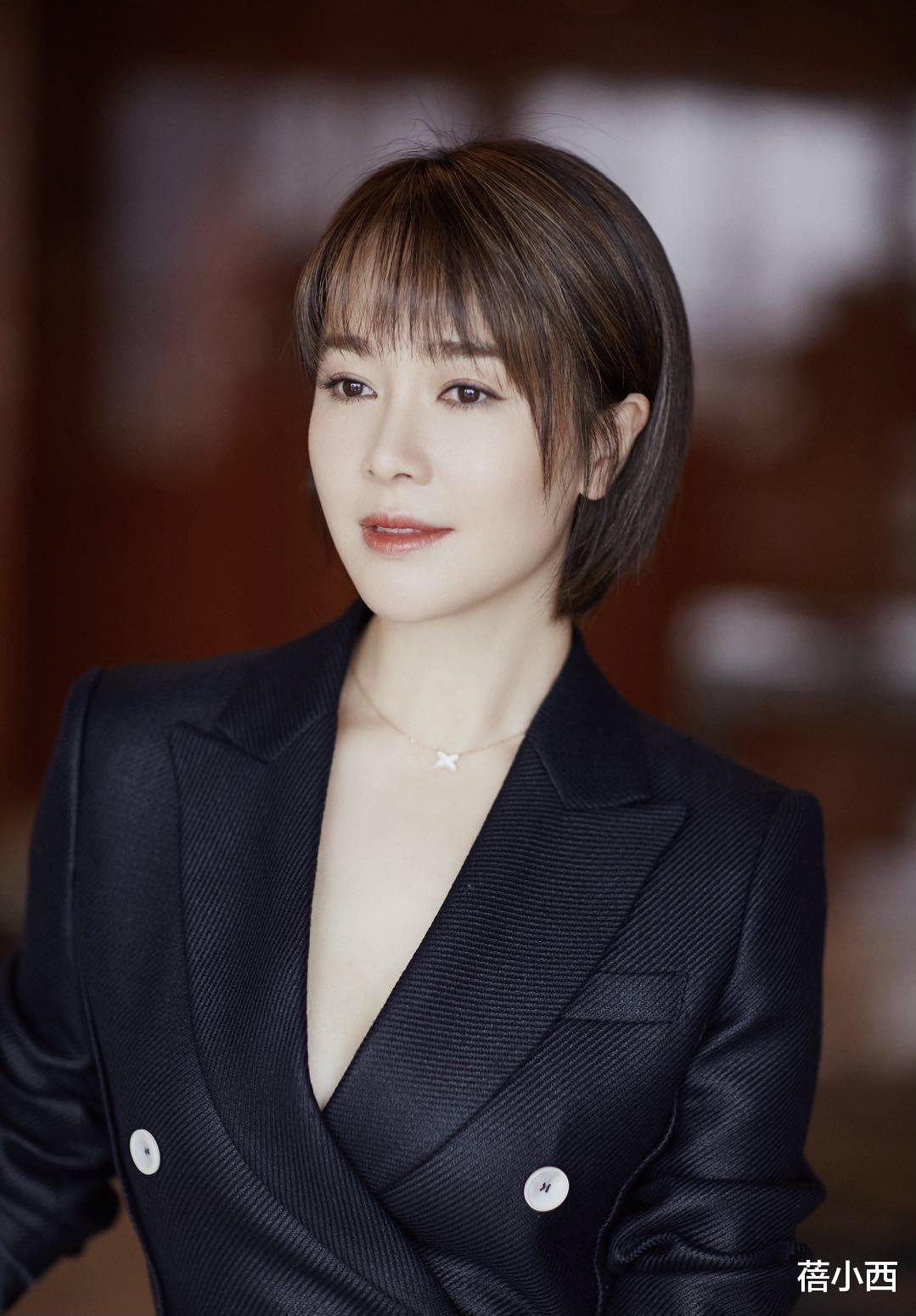 发型|左小青的身材顶呱呱，“真空”穿西装裙配妹妹头，宛如女团尤物