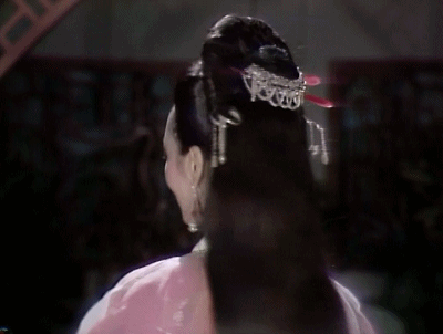 谢娜|“回眸一笑”真的不要硬演，有人倾倒众生，有人我想给她按回去