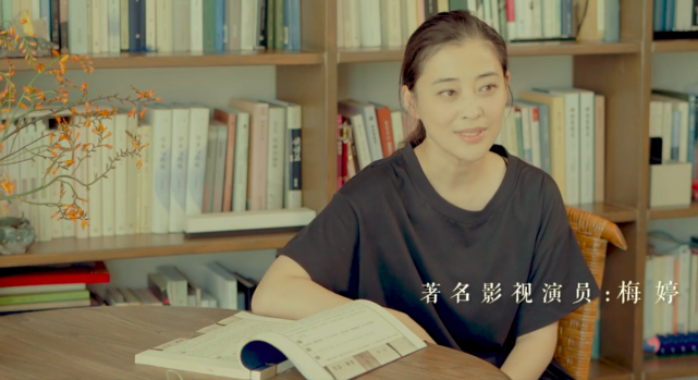 梅婷|梅婷罕见素颜出镜！皮肤白皙发际线却偏高，穿T恤都有书香门第范