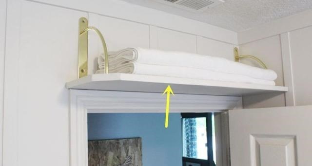 门头上方空间不浪费,木工装排简单置物架,解决小卫生间收纳难题