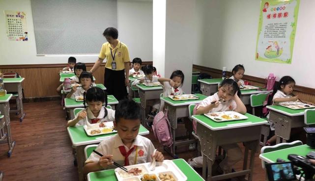 热点微评社 拒绝和解！7岁男孩向“同学饭菜”吐口水：被打了3个耳光！