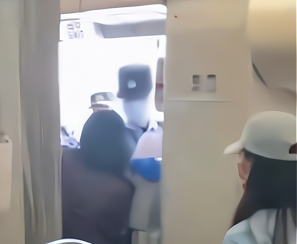 瑞泽说教 北京一名女子霸座公务舱、态度十分狂妄、自称是北大学法律系