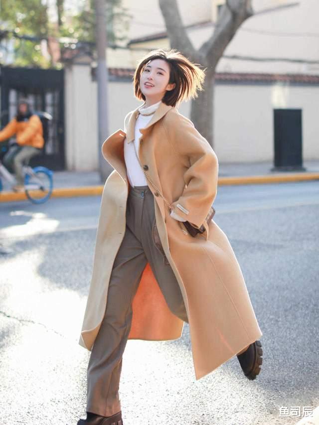 鱼司辰|秋天太适合穿大地色了，大衣搭配直筒裤气质又高级，太喜欢了