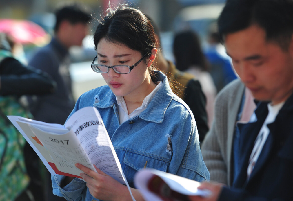 填报志愿|大学毕业后想考公务员，填报志愿要选这4个专业，上岸机会大