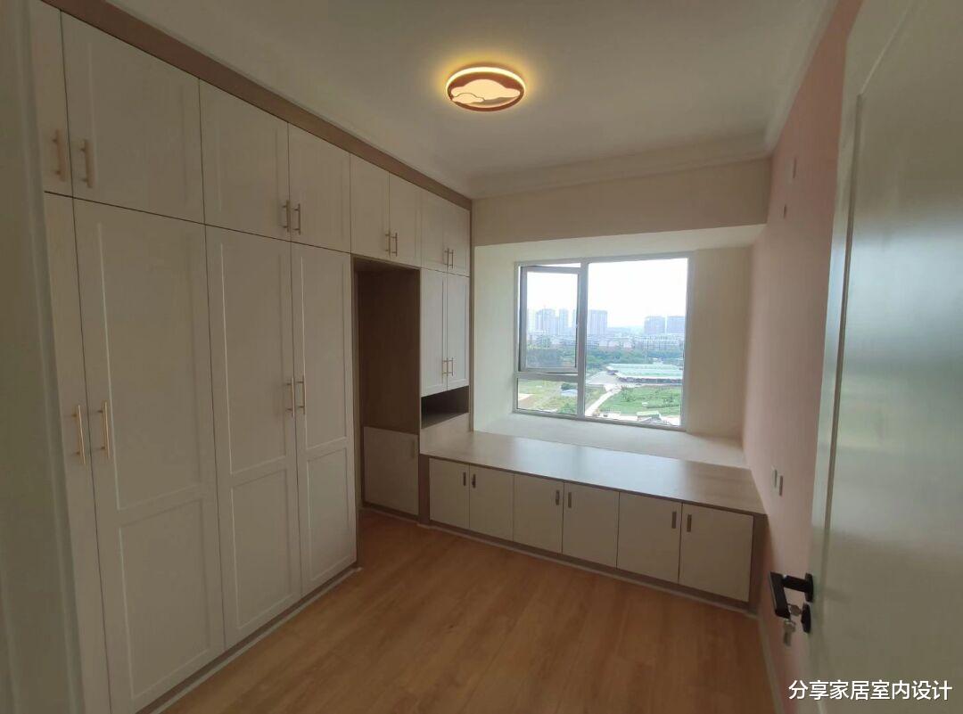 |套内75平硬装花了9W，石膏线条做背景墙，还没家具打扫干净很喜欢