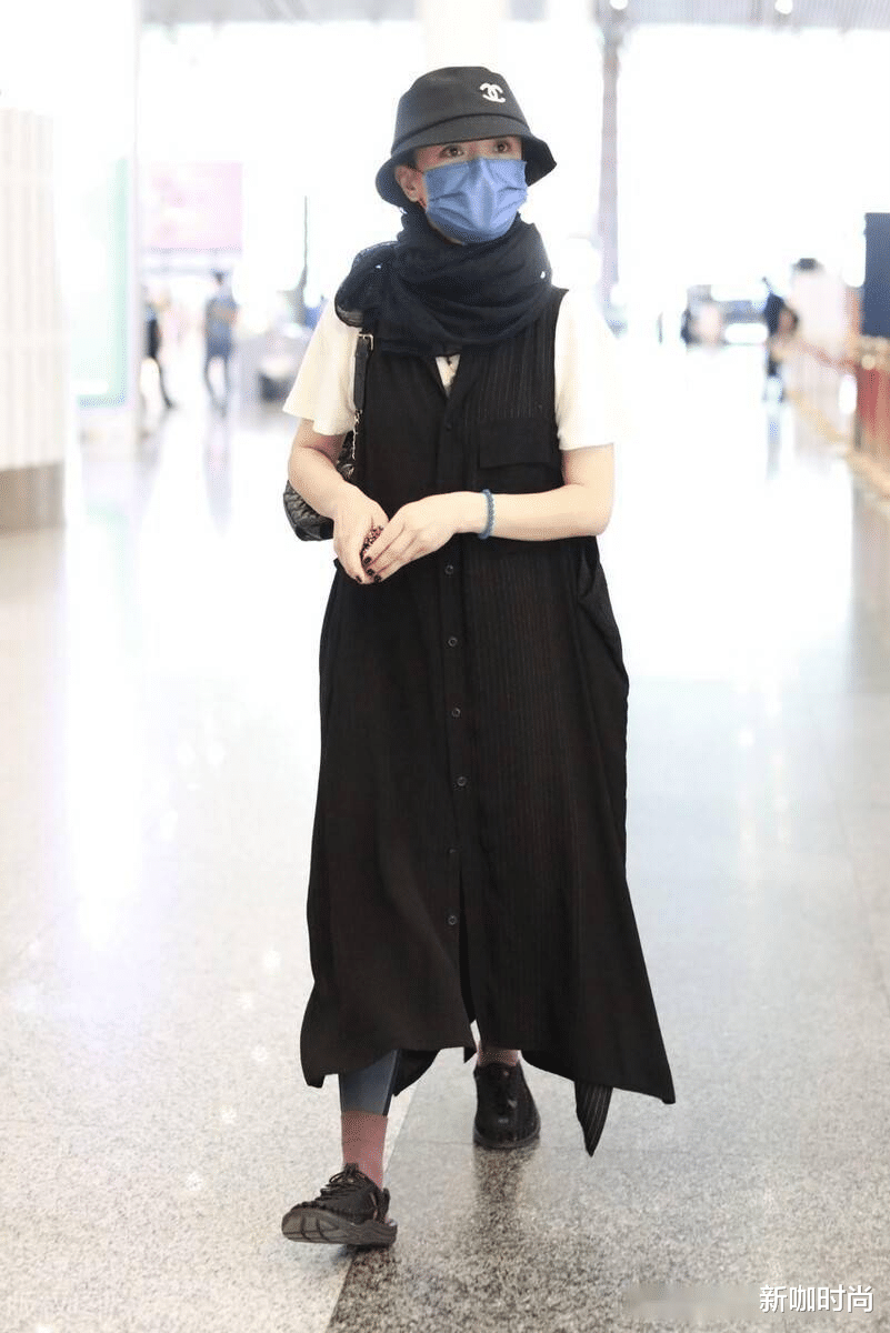 新咖时尚|周迅佛系穿搭走机场，黑色长衫配编织大头鞋，美得淳朴自然