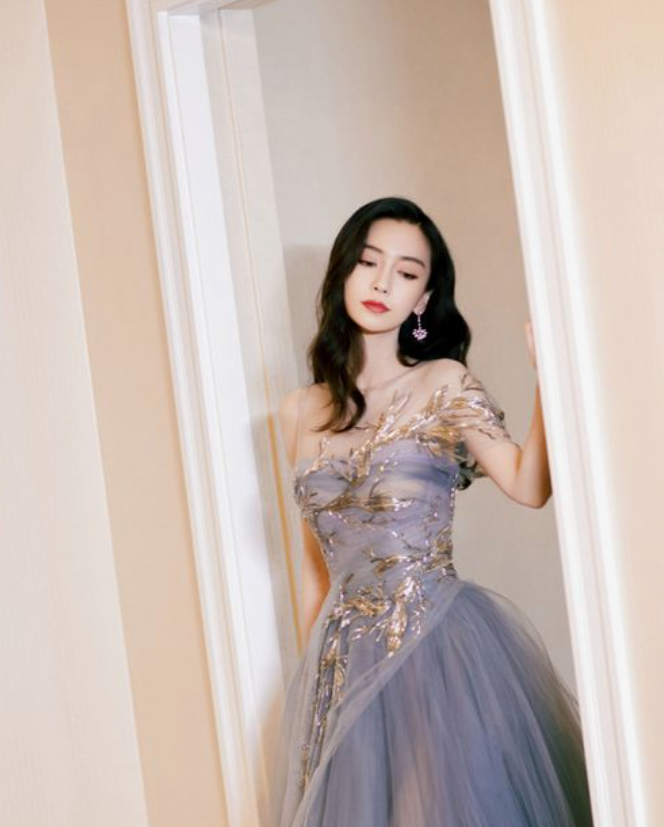 Angelababy|杨颖 精致立体的五官， 烈焰红唇，真的很漂亮