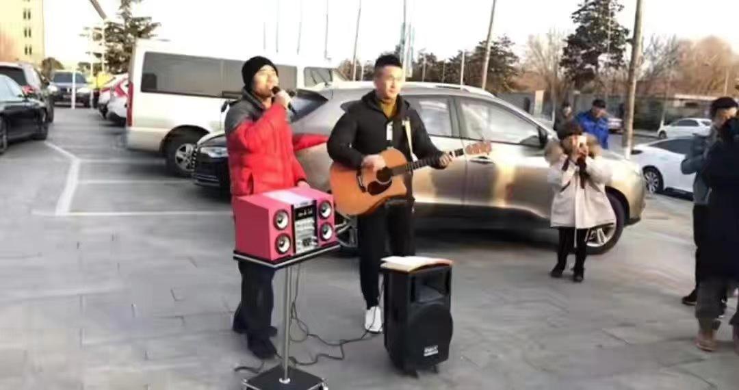 旭日阳刚|曾火到上春晚，如今街头卖唱无人看：他们是如何把一手好牌打烂的