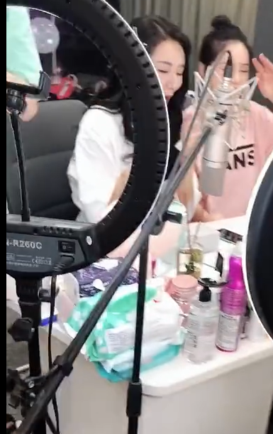 李易峰|李易峰生图曝光！近照脸颊凹陷身形又暴瘦，薇娅见到都要感叹好瘦