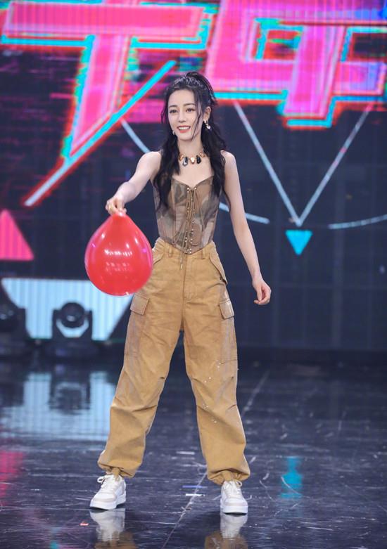 方脸妹说时尚|迪丽热巴游迪士尼,穿“儿童背心”腰细似塔尖,玩泡泡变在逃公主