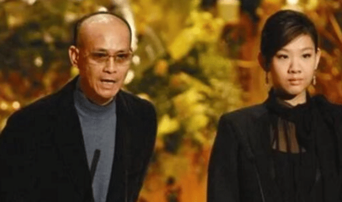 追悼会|32岁秃头,为维持英俊形象戴足41年假发,仅在前妻追悼会拿下一次