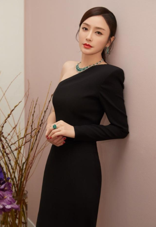 秦岚|“白月光”秦岚，温柔如水的女人，是优雅端庄本尊