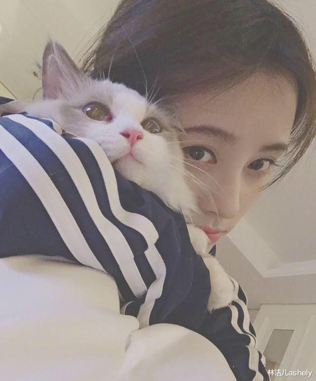 林洁儿ashely 原来我们都夹错睫毛了?睫毛竟然要往下夹,才能12小时卷翘不软塌