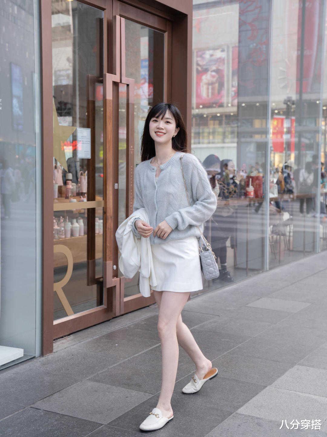 八分穿搭|“针织衫”的高级穿法是这样的，搭配牛仔裤简约大气，保暖舒适