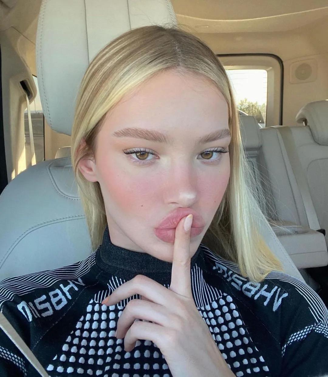 腮红|喝了假酒的Jennie竟穿肚兜上台?讲真,有被她的屁桃红炸到