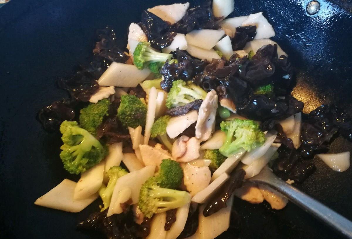 黑色素 家常山药木耳炒鸡胸肉,做法简单,低脂健康,减肥也能吃的美味