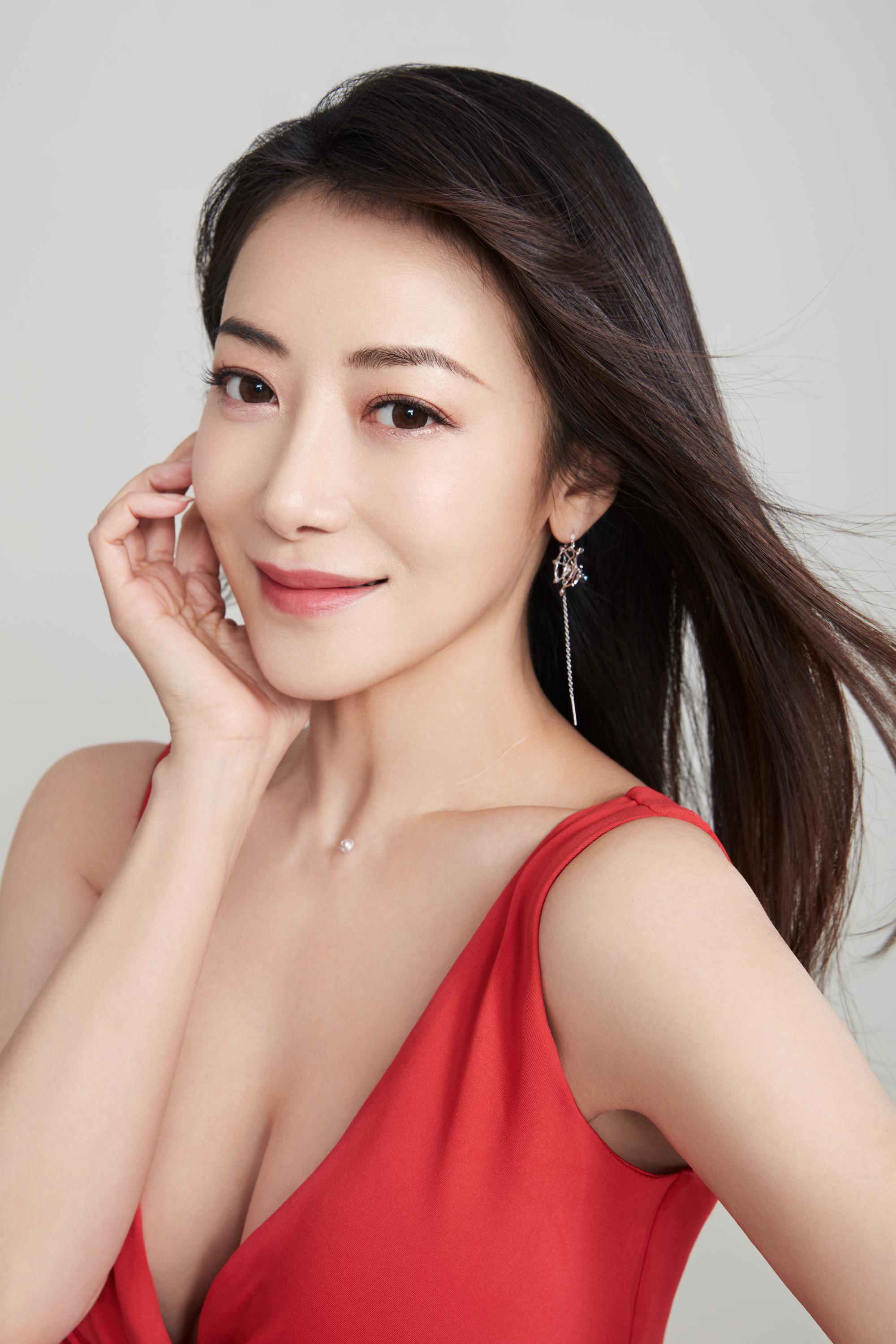 陈紫函|陈紫函美艳动人，脸蛋精致，身材有料不输柳岩，46岁美成了少女