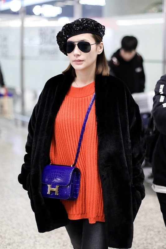 阿Sa|阿娇的身材胖了很多，脸蛋看着也圆了，穿红色看着很喜庆