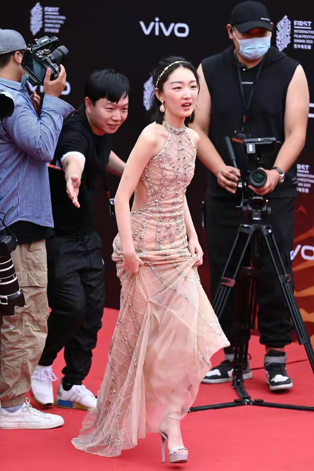 加菲猫说时尚|周冬雨瘦得吓人！穿礼服身材似小学生，含胸驼背上台阶需要人搀扶