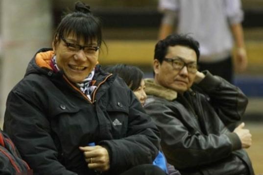 郑海霞|50岁女篮名宿郑海霞近照，双腿弯曲无人搀扶，丈夫消失后无音讯