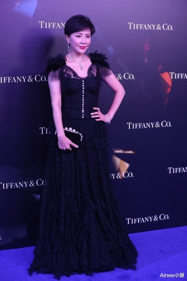 刘嘉玲|刘嘉玲气场真足，和李冰冰同框看不出年龄差，长腿太吸睛了