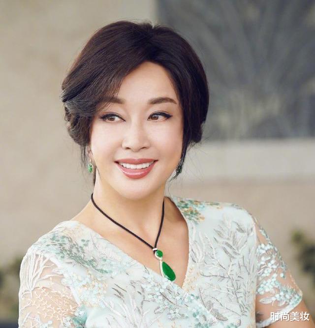 时尚美妆|62岁杨丽萍现身机场照晒出，放大10倍后惊艳网友，皮肤白皙光滑