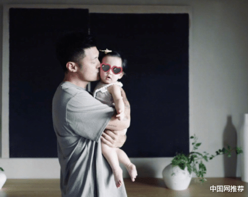 余文乐|余文乐晒搞怪自拍为妻子庆生，夫妻俩配合默契，画面喜感十足