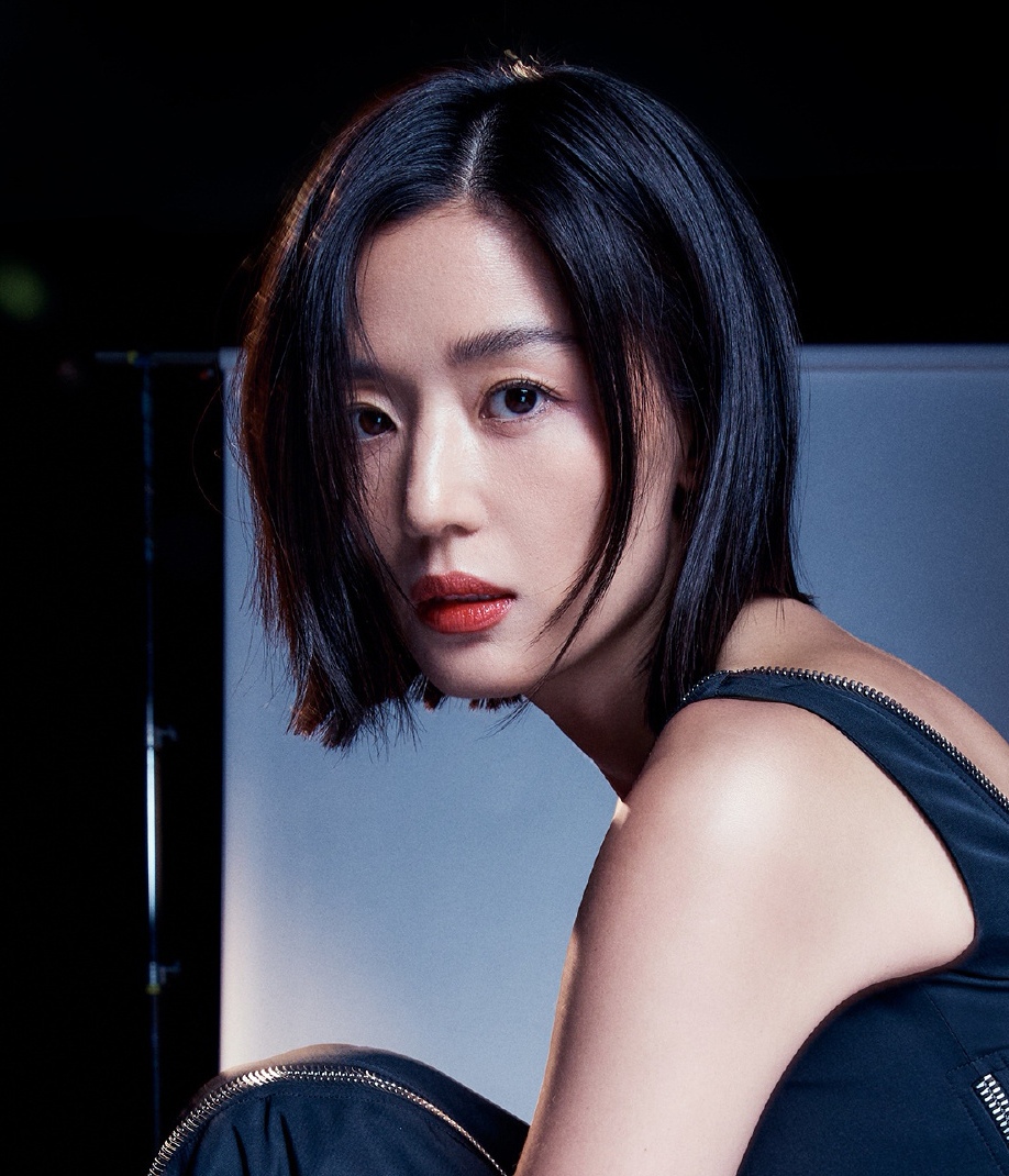 时尚课|全智贤最新造型，利落短发配深V礼裙，霸气一姐范十足！