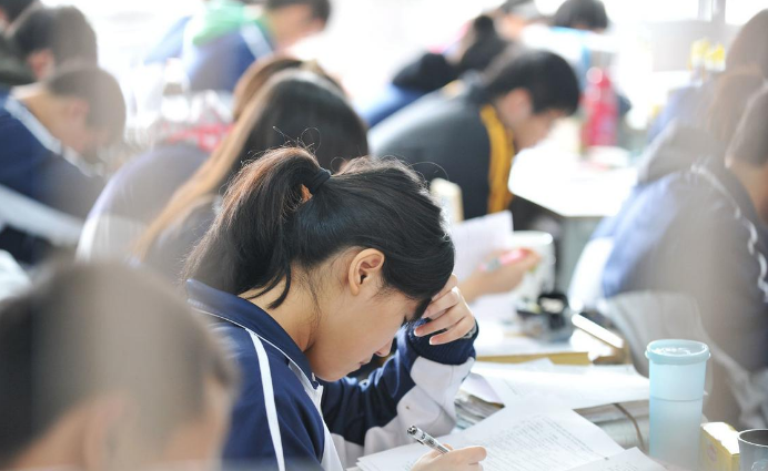 安妈育儿日|贫困生花3000块买球鞋,被同学举报后取消助学金,网友:不懂知足