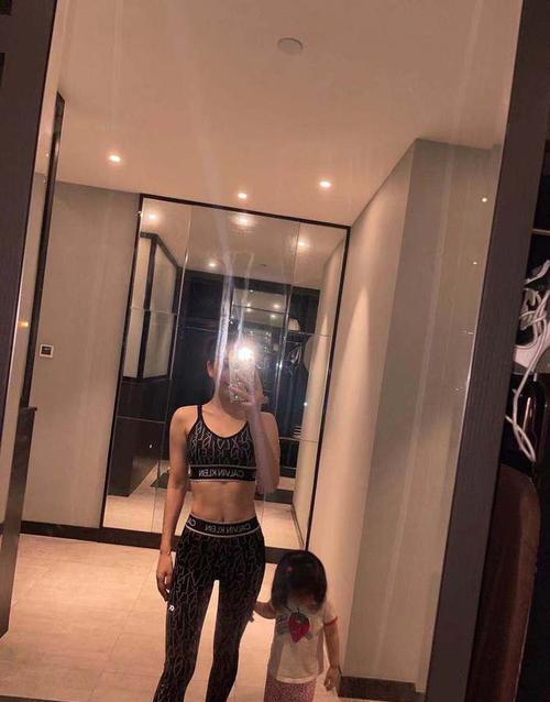 方媛|方媛晒隔离期间和女儿们健身美照，黑色紧身裤，纤细蛮腰好似青春美少女