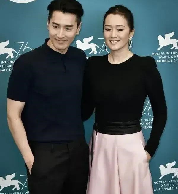 清浅微笑的我|赵又廷与巩俐同框合影，俩人看着怎么这么和谐