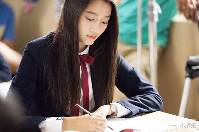 关晓彤|关晓彤为啥一直偏爱露额头发型？齐刘海照片曝光后，瞬间懂了！