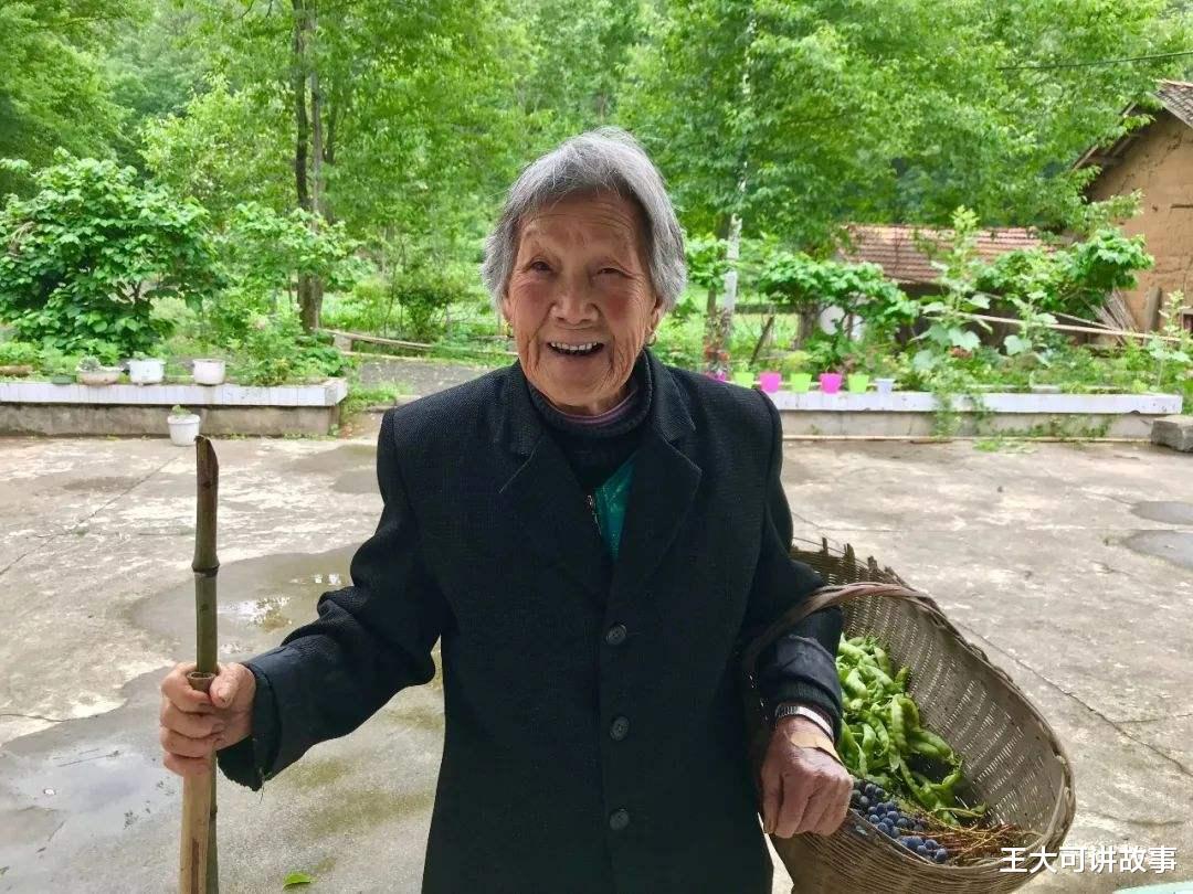 有钱美容生病却没钱治，姑娘决定分手，接受不了精致穷的生活