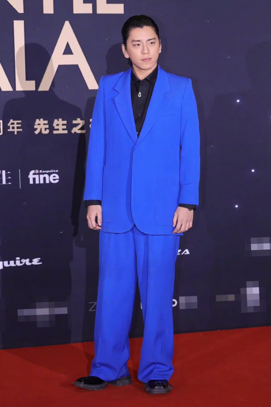 龚俊|男明星也内卷？龚俊大胆挑战靓丽玫红色，王嘉尔银河西装闪耀全场