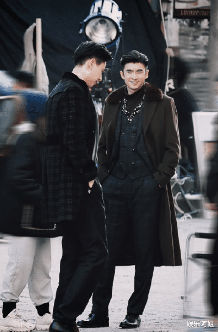 张云龙|胡一天张云龙对视路透出炉！满屏贵气和大长腿，民国剧颜值天花板