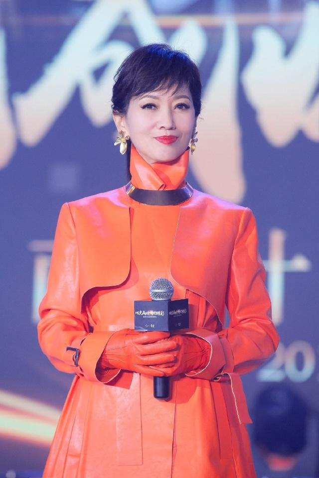 大衣|赵雅芝真让人佩服,穿橙色大衣还扎马尾辫,谁敢说这是67岁奶奶