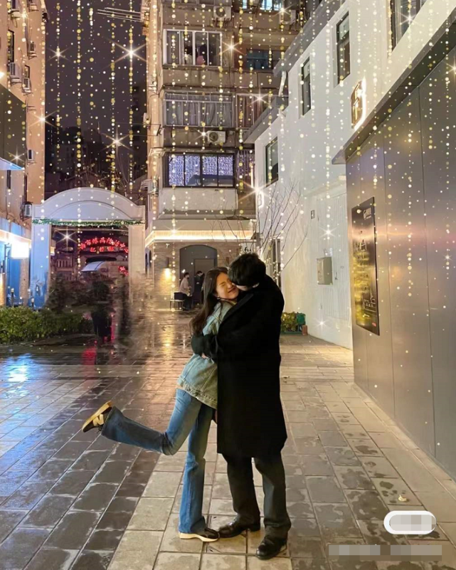 纪凌尘|纪凌尘与韩籍女友甜蜜放闪，街头主动索吻拥抱，女友翘脚一脸娇羞