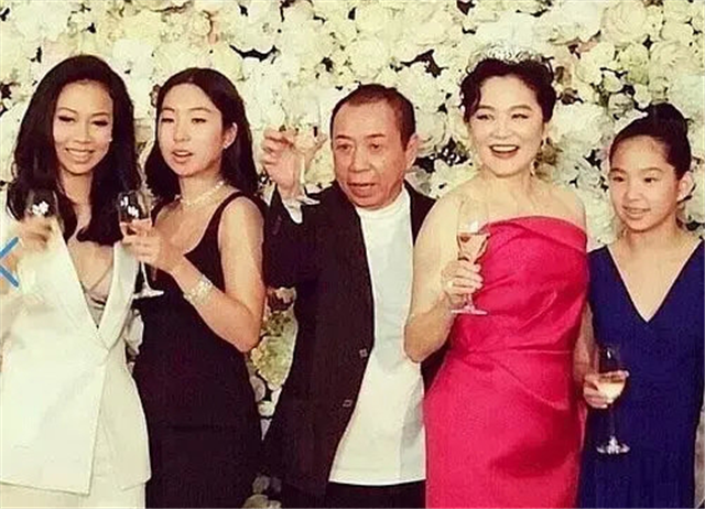 漫威|林青霞晒照庆祝67岁生日，大红唇瞩目，明艳又动人