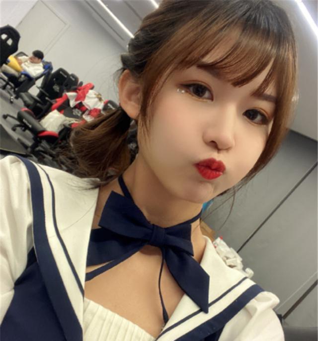 瞳夕|塑料姐妹情?LPL女解说发漂亮妆后视频,却对变形的瞳夕不管不顾