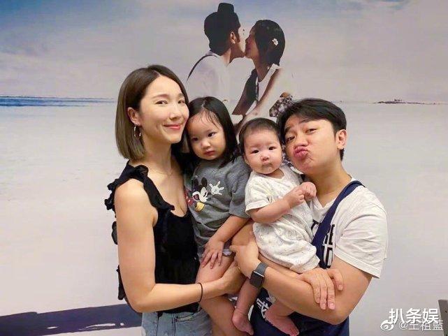 李亚男|李亚男晒3岁女儿萌照，gabby站圣诞树前嘟嘴卖萌凹造型，好可爱