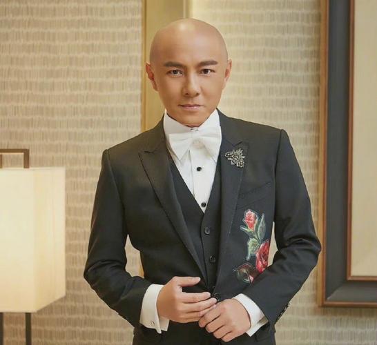 张卫健|张卫健张茜:参加聚会,女方抖腿抽烟旁若无人,男方一脸烦闷