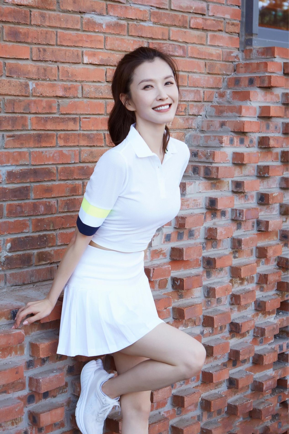 八只爪的猫|70后徐洁儿穿百褶裙扮“网球宝贝”,蛮腰细腿,打了多少00后的脸