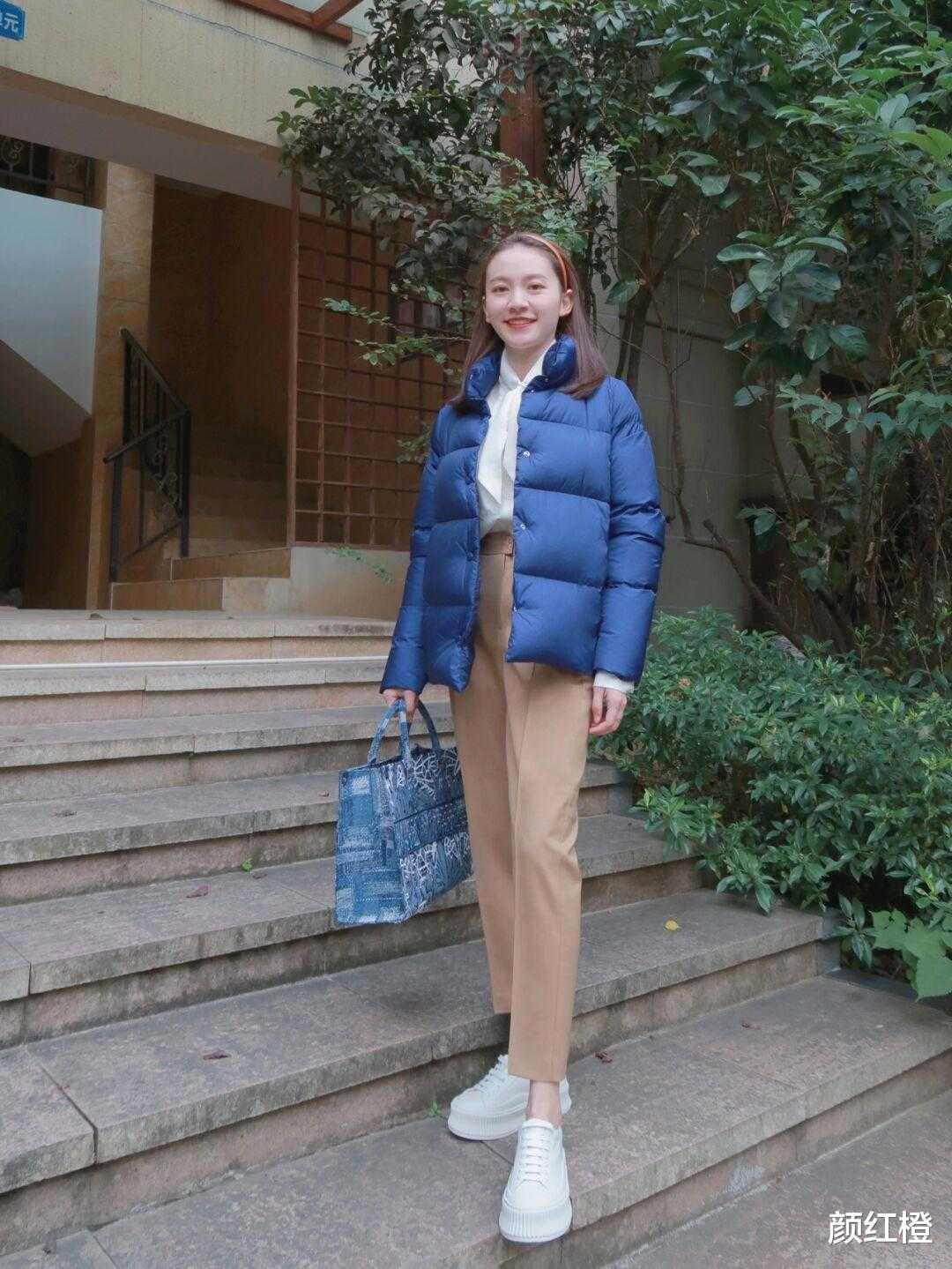 颜红橙 有这几个特点的短款羽绒服，一定要码住，上身不显臃肿也不压个子