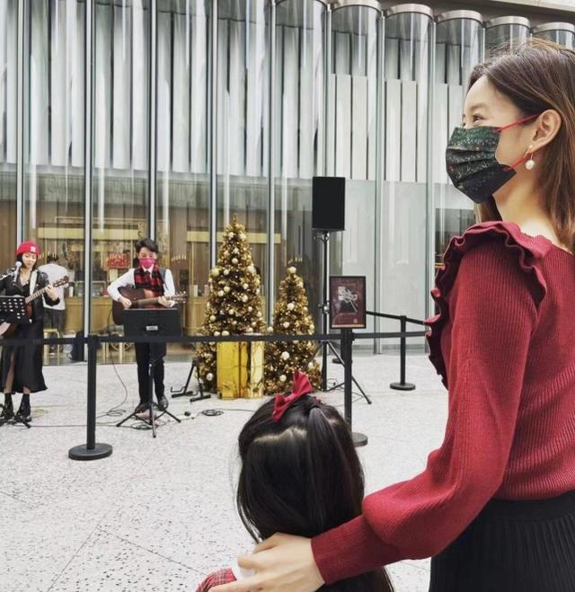 章泽天|章泽天晒母女爬山合影，女儿罕见正脸出镜，嘴巴像爸爸刘强东