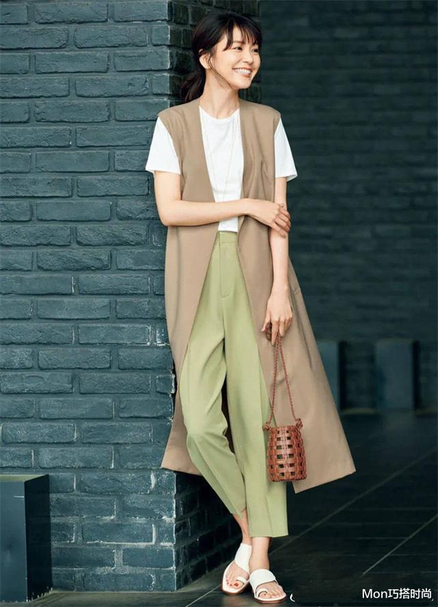Mon巧搭时尚|秋冬穿大衣只会配靴子？翻翻这本日杂，你就知道怎么穿了，特时髦