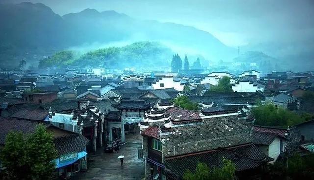 双桥沟 浙江一古镇，因古代排名而得名，还有着百姓古镇以及方言王国之称