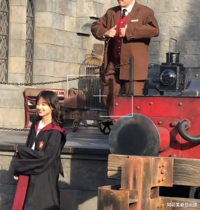 生图|明星扎堆去环球影城，生图和精修图差别太大了，关晓彤又被吐槽土